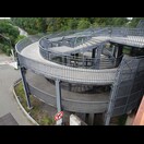 Ein Wendelfahrradweg um Eisenbahngleise zu überqueren